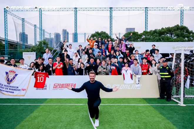 这次真在球场上看到“三英战吕布”了！(图15)